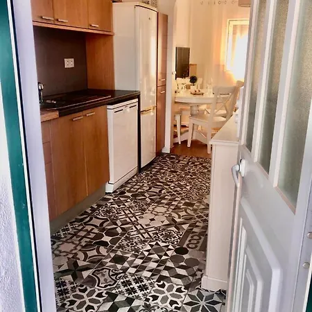 City Break-Quiet House With Private Patio